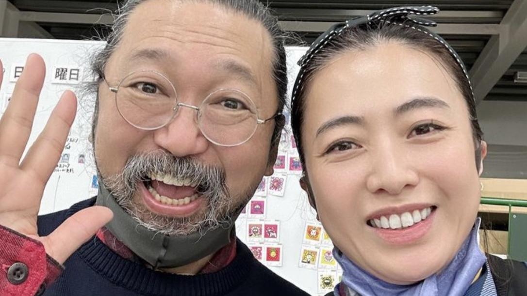 甘比|甘比到日本拜访村上隆，仨子女随行罕见同框，4岁小女儿可爱抢镜