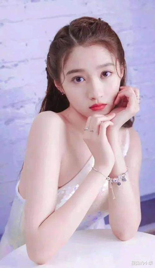 欧美明星|关晓彤工作照被网友狂点赞，懂得自律能且保持初心，就能保持好口碑