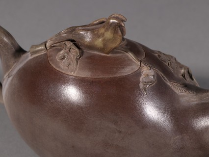 紫砂|汪寅仙款 紫砂瓜形茶壶。