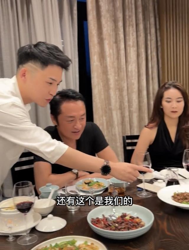 马景涛|60岁马景涛来内地捞金,美女相伴喝到脸通红,弯腰感谢网红显谦卑