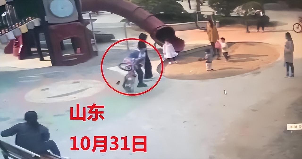 不差钱,打你也白打:两女子小区内因孩子玩耍起争执,大打出手