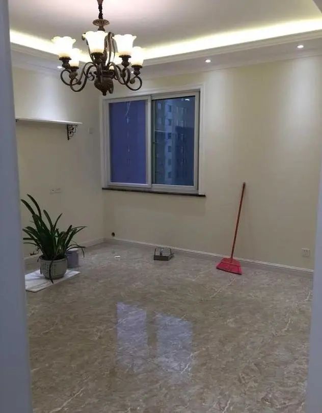 刚打扫完的新家美极了,可惜的就是橱柜没有做到顶,不易清洁