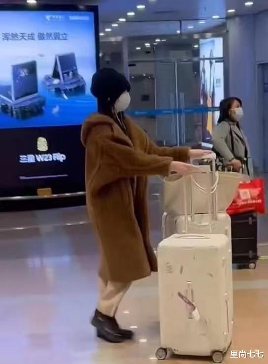 李嫣|李嫣放假回家!路人镜头下全身大牌像明星,品味太像王菲了