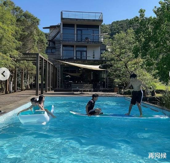 曹格|曹格娇妻穿比基尼下厨！大胆俯拍秀事业线，身上涂满油显性感身材