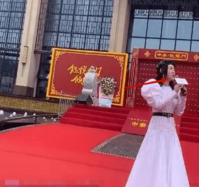 杨钰莹|凹陷、断层、尖得能“戳人”，这8位明星的下巴，一个比一个夸张