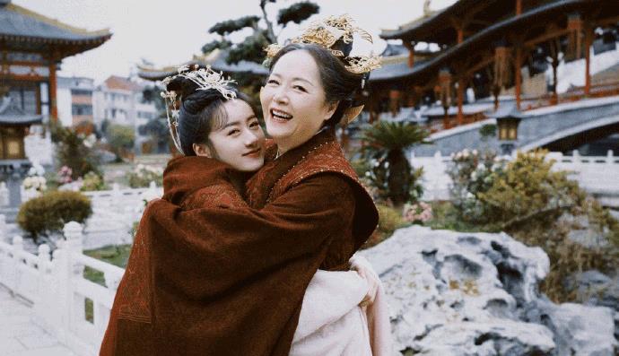 袁冰妍|袁冰妍走红真的有原因,发文告别《倾城亦清欢》,合影说明了一切