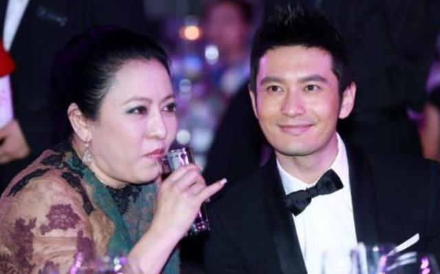 黄晓明|黄晓明和董事长暧昧!吻别依偎超亲密,身份曝光杨颖叶珂都黯淡