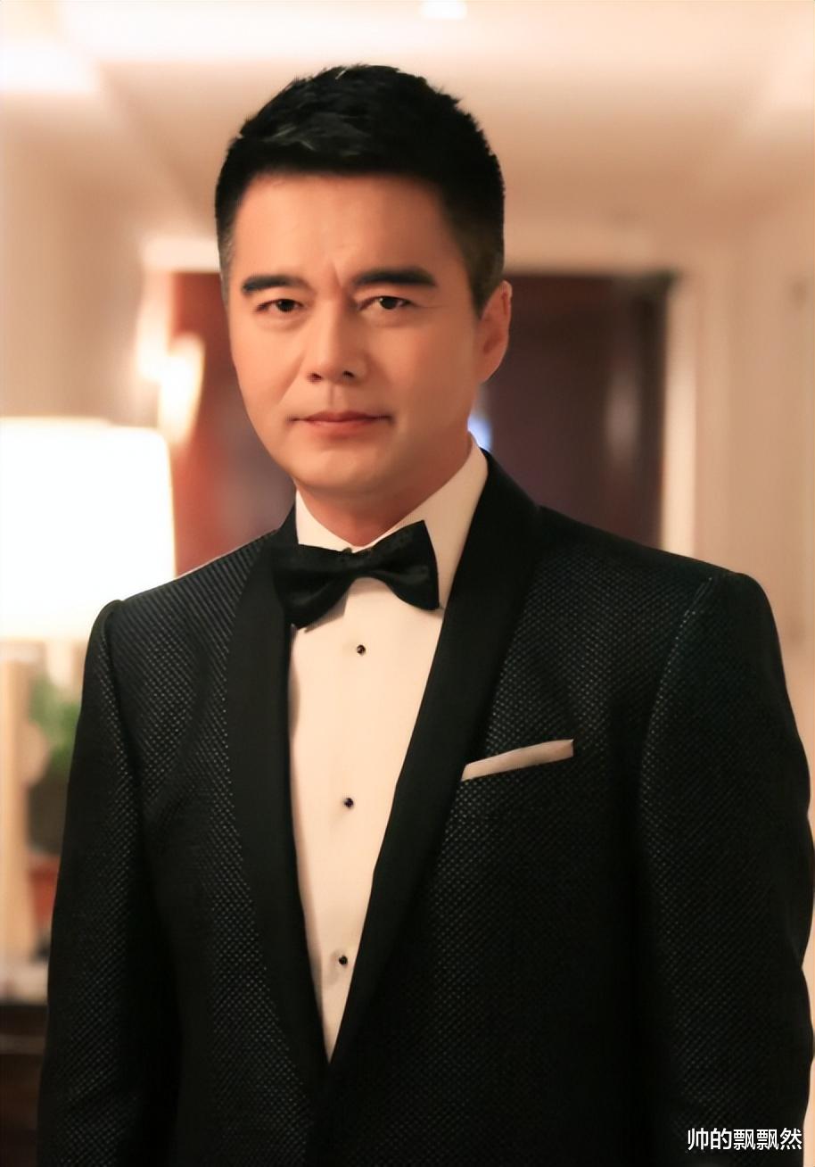 何晴|何晴：父亲早逝母亲患脑出血垂危，与许亚军离婚后，她还好吗？