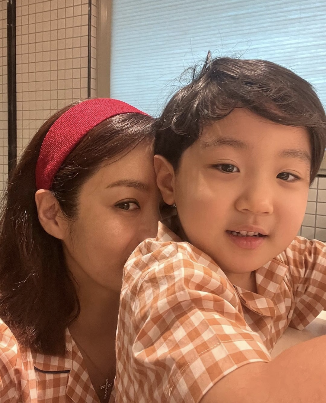 正义联盟|蔡琳晒单亲家庭的日常,与儿子用渔网互相罩住头,嬉笑打闹像朋友