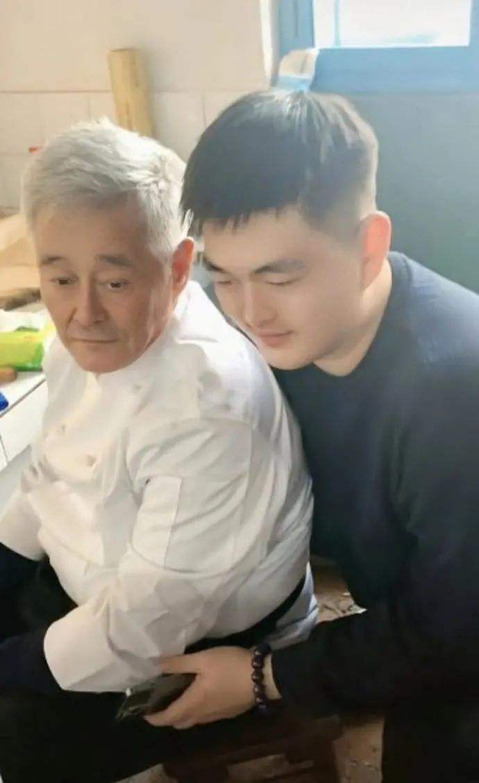 赵本山|赵本山儿子花260万买狗惹争议！年仅25岁，曾花500万买手串自带