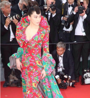 杨幂|外媒镜头下的女明星，个个都是“丑女无敌”，最后一张好恐怖