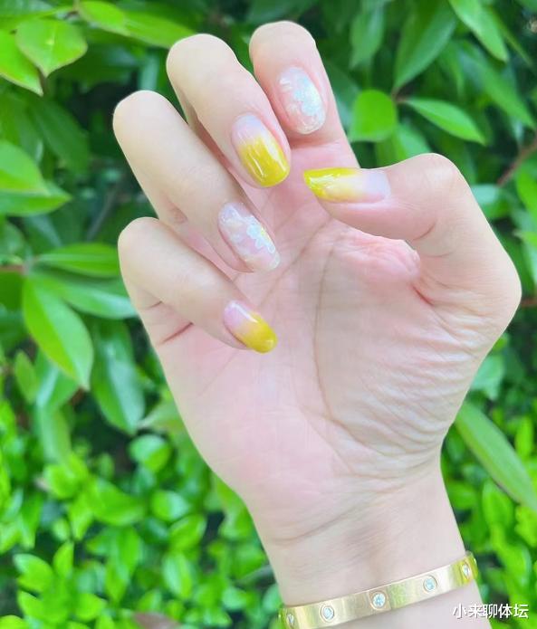 张常宁 张常宁秀美甲,手镯是亮点,手术已5个多月,要有昔日的训练态度