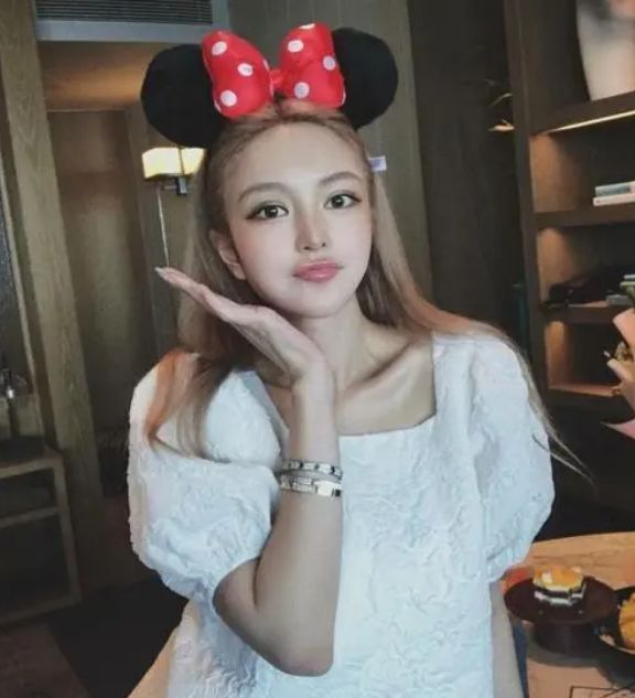 周扬青|恋情坐实！周扬青段星星牵手逛公园，河边拥抱亲吻好甜蜜