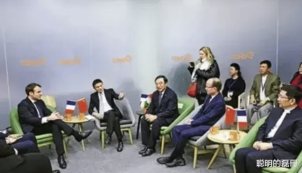 马云|万万没想到，著名企业家刘强东和马云和 法国总统马克龙会见的时候，差距就显示出来了