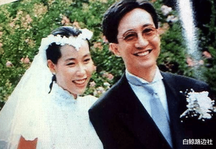 叶童|59岁叶童庆生！满头白发凌乱如鸡窝，皱纹横生怼脸自拍被指吓人