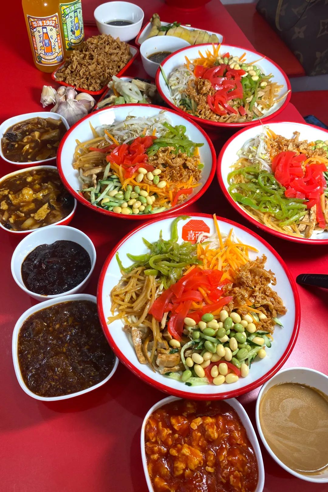 能让天津人放下煎饼馃子的，也就那碗捞（láo）面了！