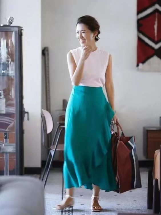 “下半身胖”的50岁女人，建议学学日本主妇这样穿，优雅又显比例