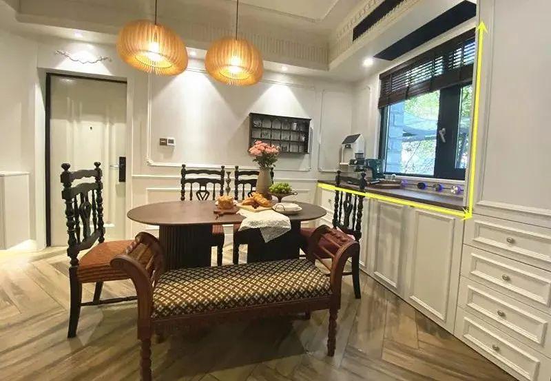 餐边柜换个位置,不放侧边改放窗边,功能多还显大,都能当西厨用