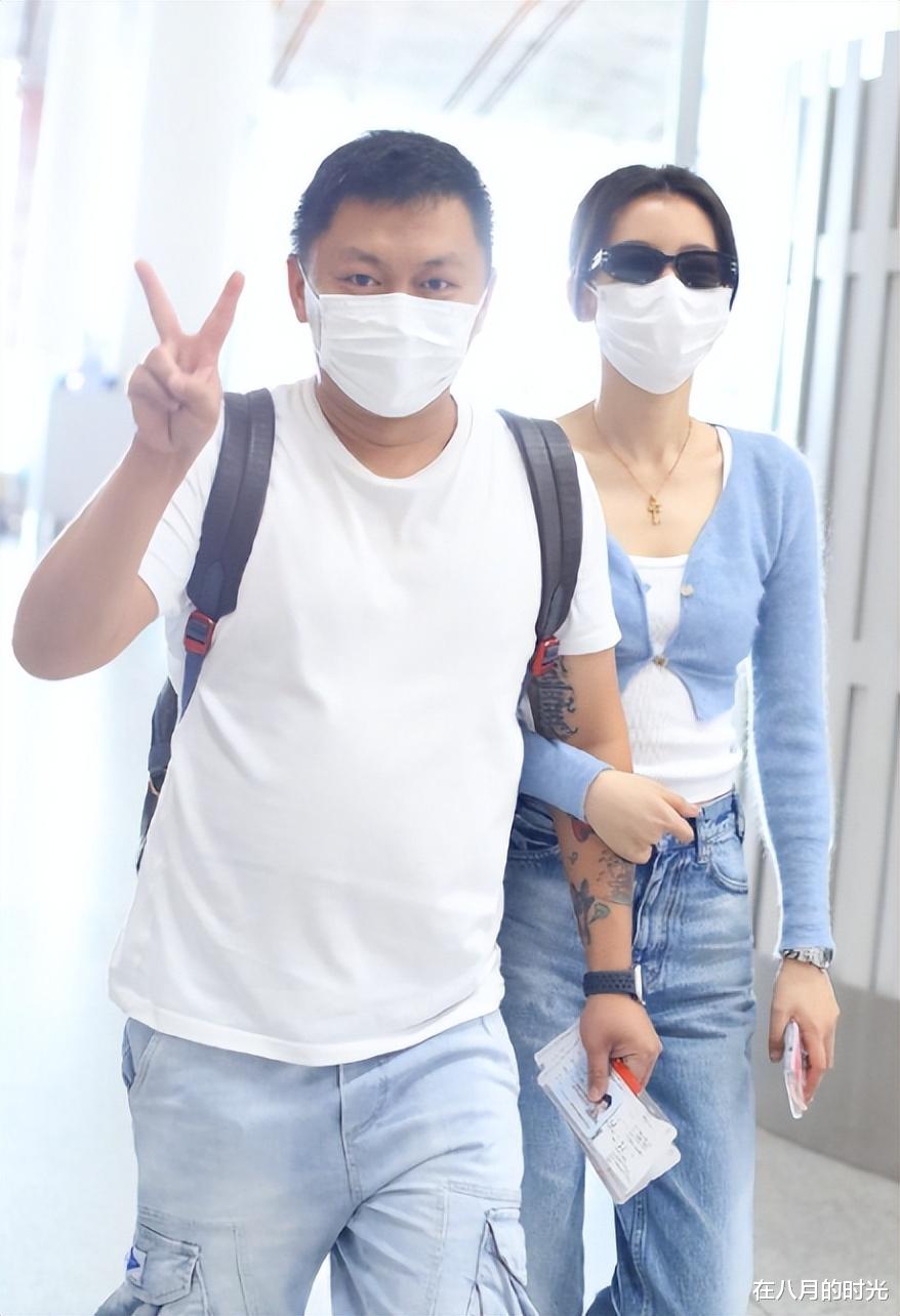 孙怡|孙怡接机男经纪人举止亲密惹争议，身穿吊带秀身材，主动搂脖贴脸