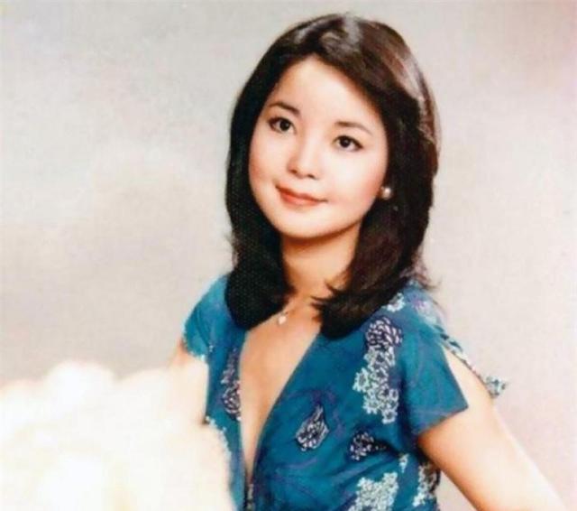 邓丽君|42岁邓丽君死因成谜，覆盖国民党党旗下葬，国军少将：她是女特务