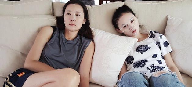 演员柯蓝晒出自己的家，客厅用铁架来做楼梯，家里弄得像工厂一样