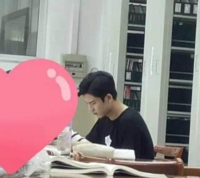 杨紫|从学生时就无数直拍的张凌赫!走路被拍报到被拍,土过胖过没丑过