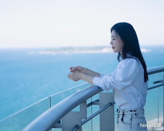 田朴珺|田朴珺这次真被这张脸拖累了，新书发布身材如此窈窕，脸却僵到认不出