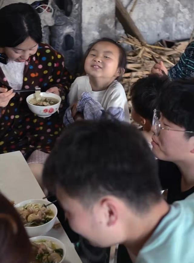 聚餐|家和万事兴！田静分享一家人聚餐画面，深情配文，姚威笑容成亮点