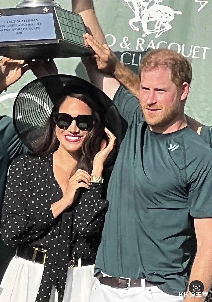 欧美明星|受不了了！哈里梅根又撒狗粮，当众亲亲，也太恩爱了吧！