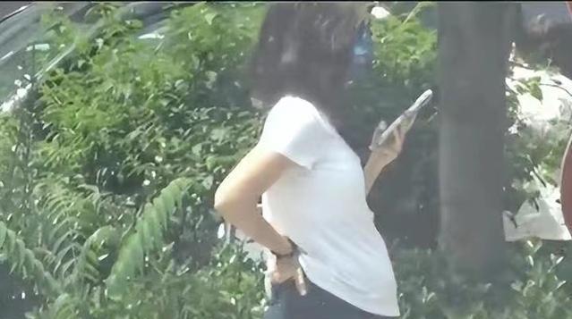 卢靖姗|卢靖姗晒孕期照，挺8个月孕肚后院烤火，发文盼望老公早日回家