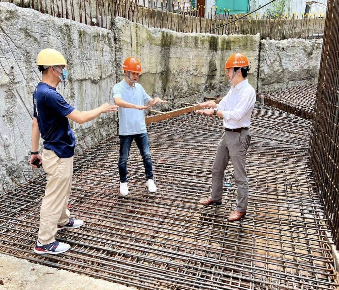 林志颖|林志颖罕见晒和亲弟弟合影,两人现身工地视察,梦回仲天骐搬砖剧情