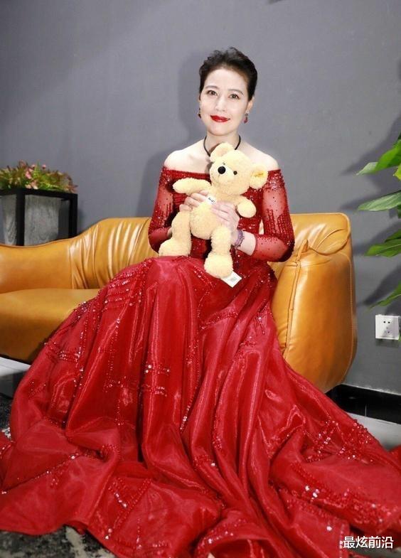 刘晓庆周海媚罕见同框，一个刻意扮嫩好浮夸，一个自然老去更迷人