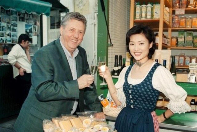 周涛|周涛太甜太可爱了,泡泡袖叠穿百褶背带裙,宛如在逃小公主!