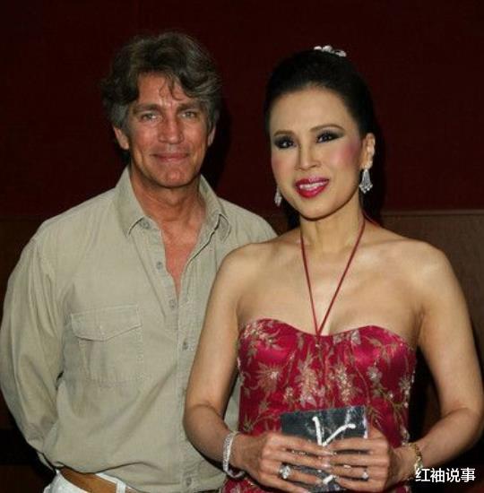 乌汶叻|泰王71岁长姐好惊艳，罕见亮相皇家公务，梳起花苞头宛如少女