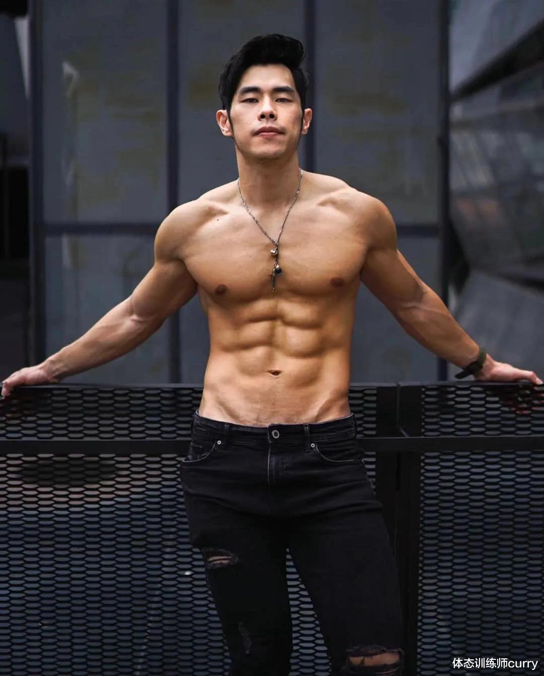 周杰伦|撞脸周杰伦，被称为“健身界周董”，从200斤小胖子变成肌肉男