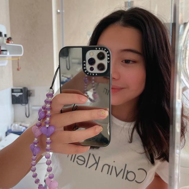 刘秀桦|甘比14岁大女儿刘秀桦晒照，手捧鲜花眉清目秀，笑起来蛮甜的