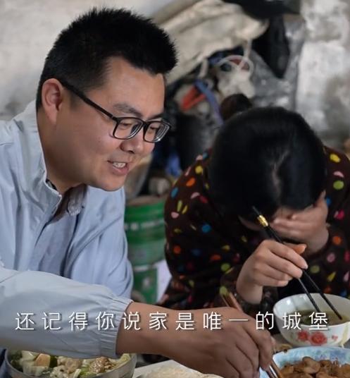 小姐姐|田静晒聚餐画面，田妈对女婿特殊照顾被指偏心，姚威的回答有深意