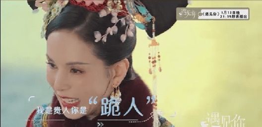 李若彤|李若彤挑战清宫造型,穿一身大红旗装韵味十足,气场越老越强大
