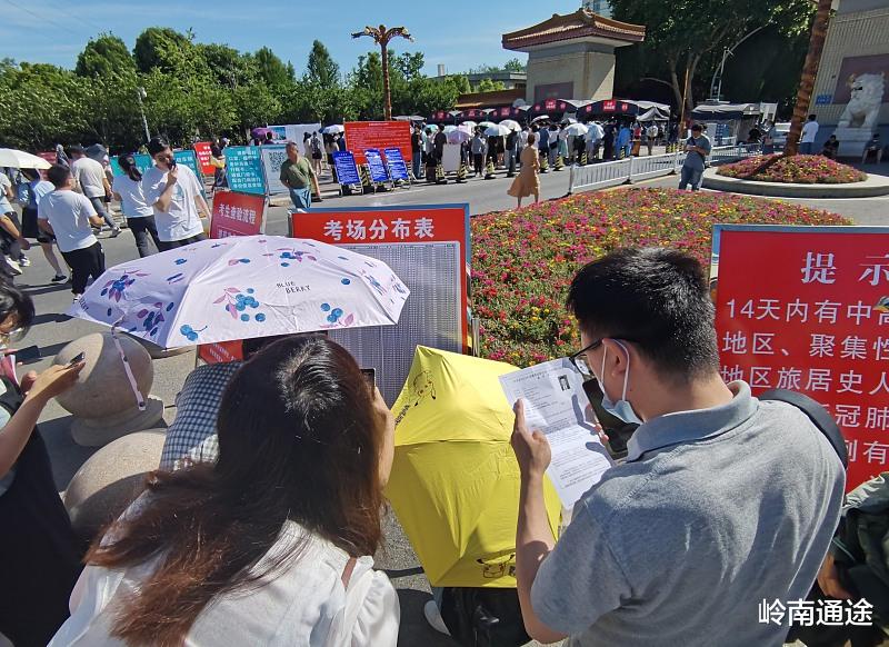 华为|村官属于公务员吗？如果不属于，报考公务员的时候有没有优势？