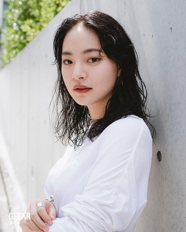 牛仔裤 卷发新潮流，烫后毛躁却成困扰？发型师护理秘诀大公开！