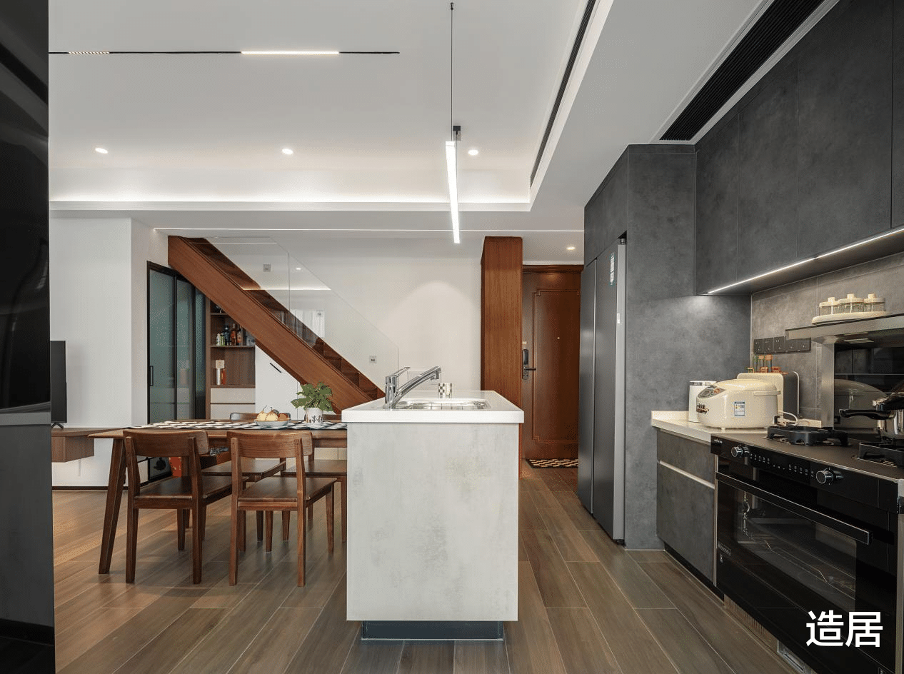 这套90㎡复式三居室,满屏皆是阳刚之气