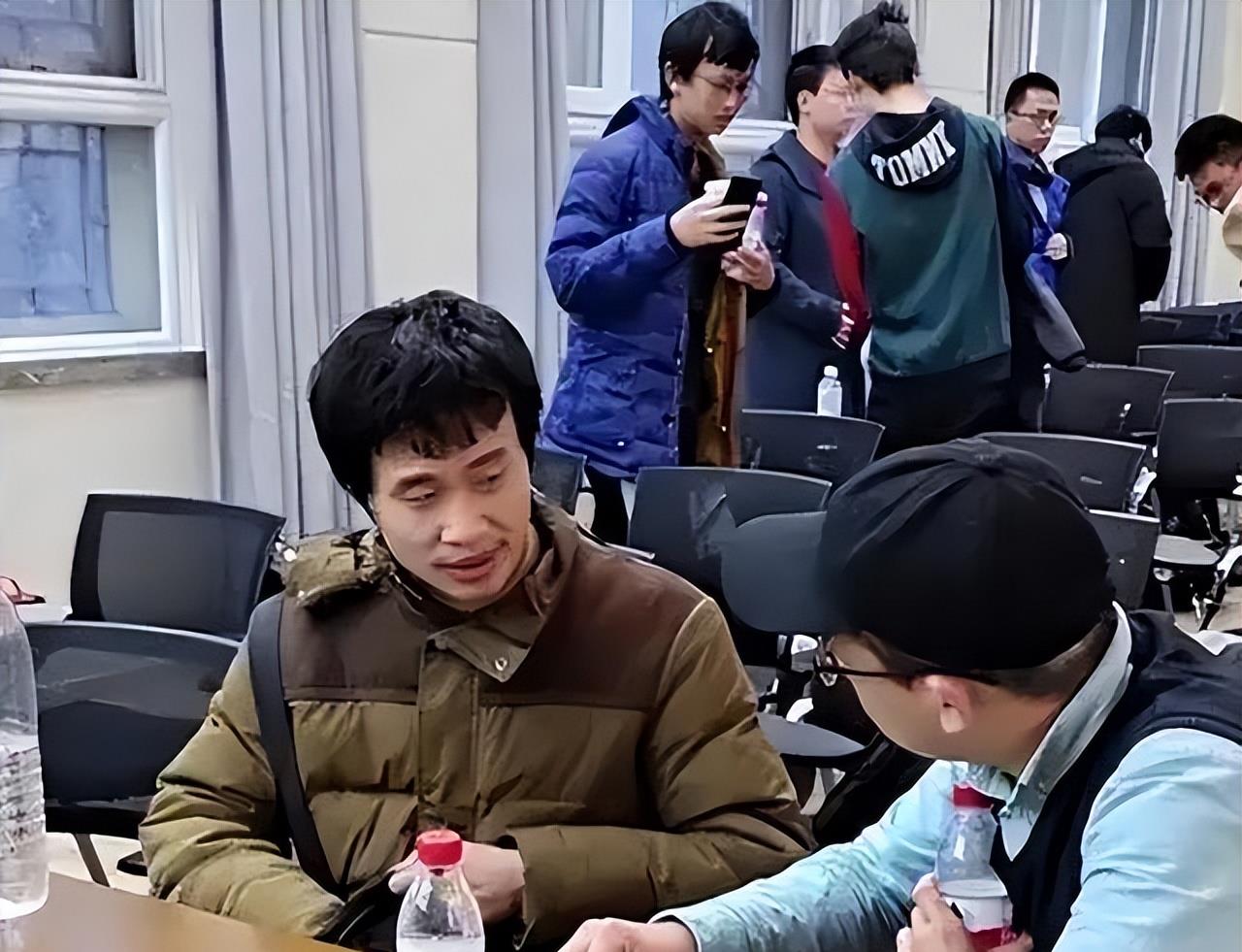 |韦东奕的“极简简历”火了，通篇只有两句话，比我写两页纸还值钱