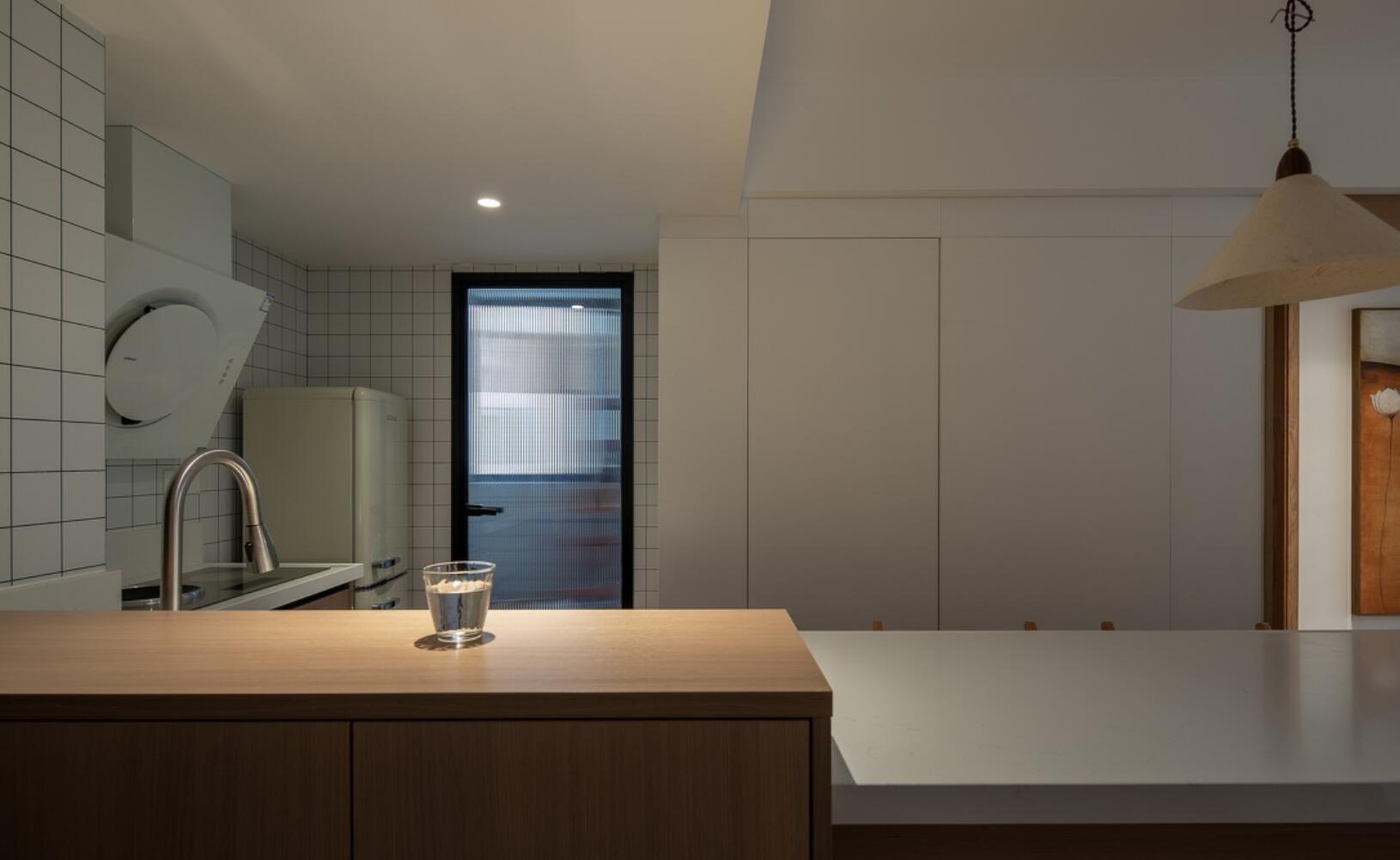 电视墙一定要设计柜子?她直接“纳进”卧室,舒适性不减反增