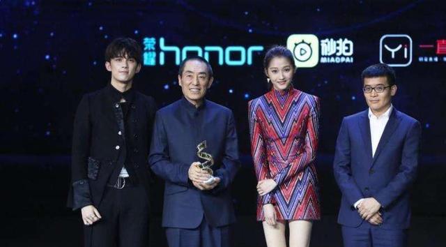 关晓彤|张艺谋当年给关晓彤颁奖,她马上把腿夹紧,双手捂住裙边半屈膝