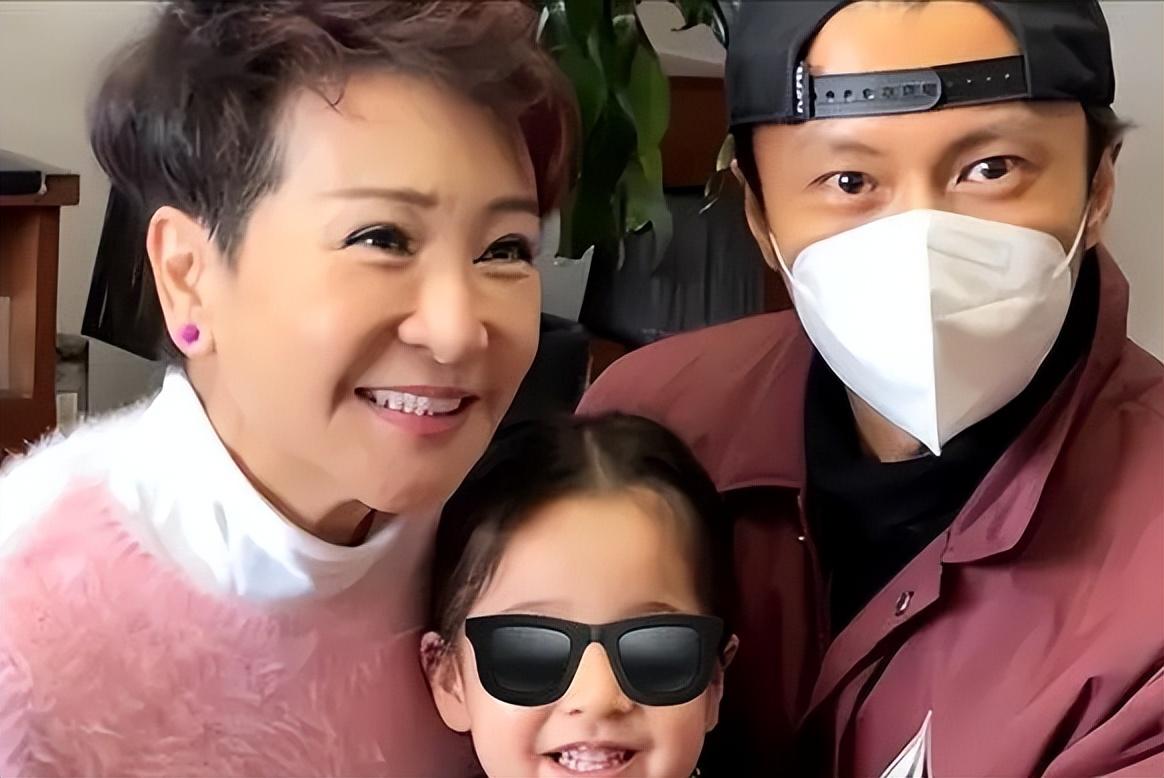 谢霆锋|谢霆锋情断王菲?返港与家人团聚,状态憔悴眼睛无神