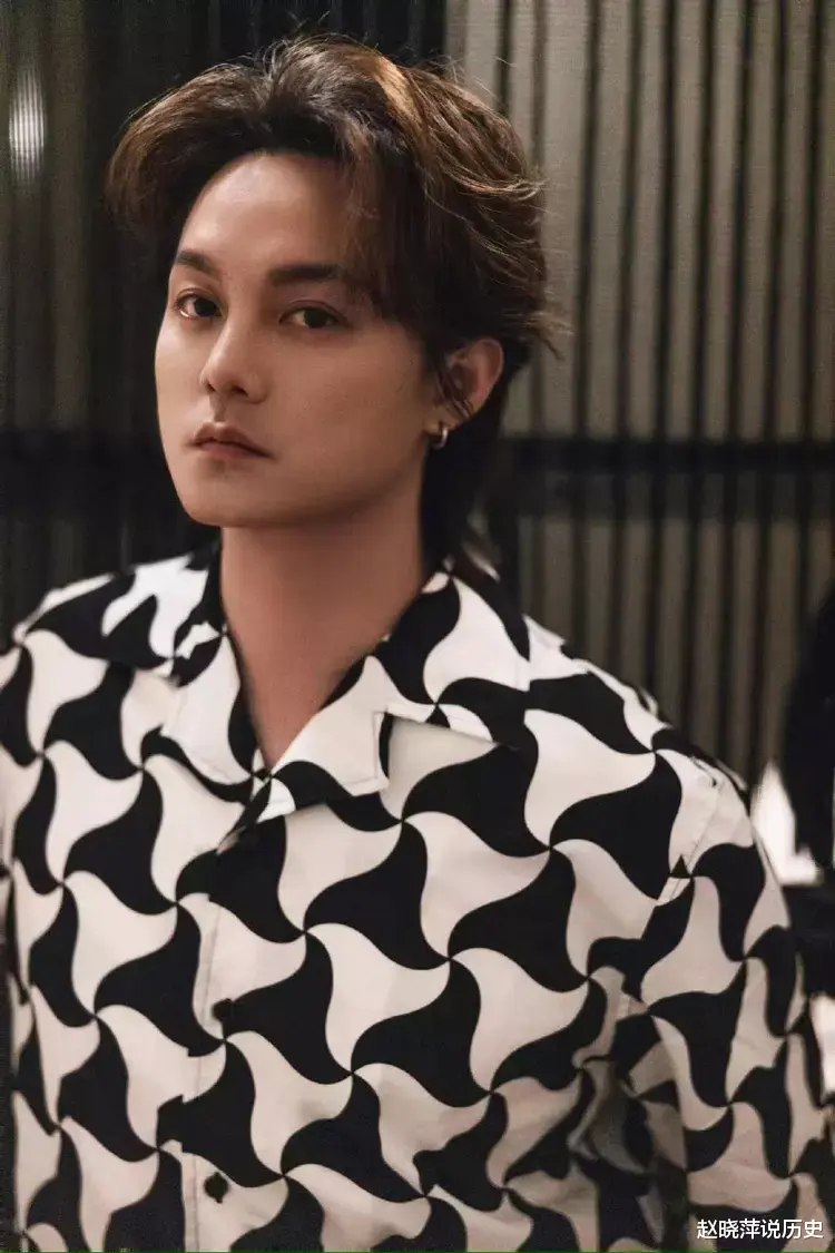 尹正|尹正刘宇宁聚餐牵手被拍,早就曝光过,刘宇宁曾说大老爷牵手能咋