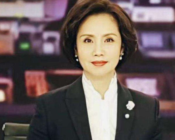 街拍|央视女主播徐俐:离婚后独自抚养孩子,再婚后儿子的举动让她泪目