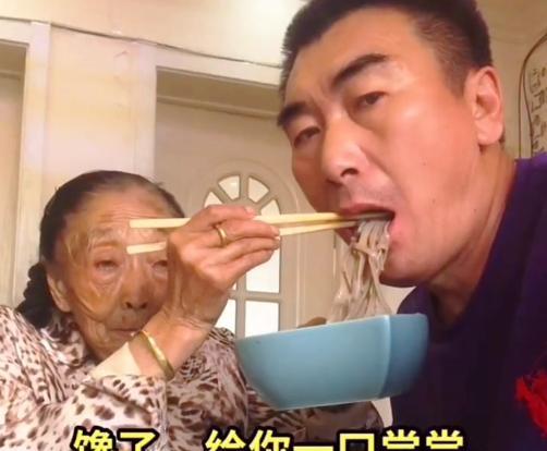 李玉成|85岁马玉琴赌气不接电话，李玉成独自回老家，网友：有脸回去吗？