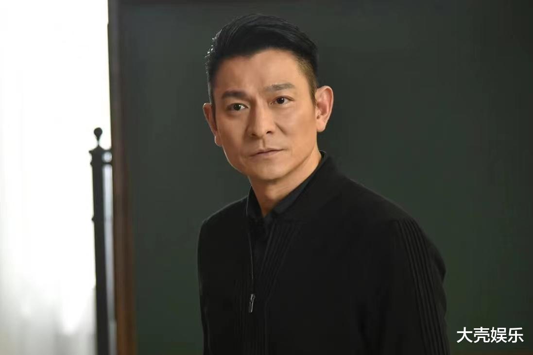 刘德华|刘德华晒高铁出行视频，自己背着包没有粉丝围观，网友直呼接地气