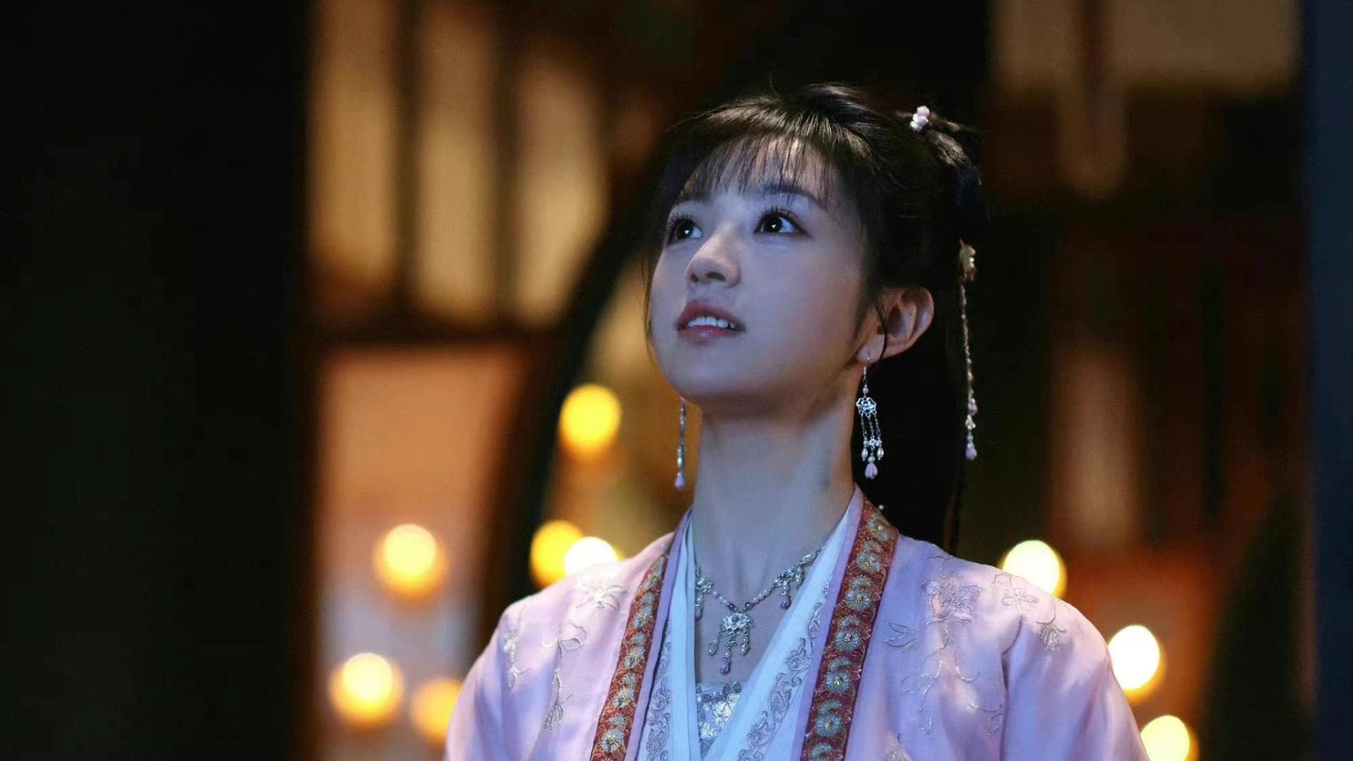田曦薇 田曦薇红毯造型美上热搜，穿蝴蝶结抹胸裙，收起刘海更优雅大气！